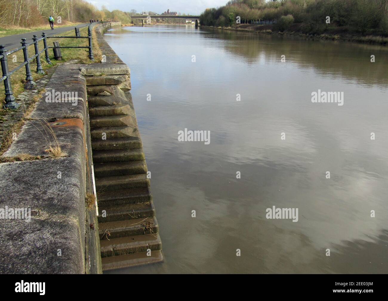 Vecchi passi per il fiume Ribble Foto Stock