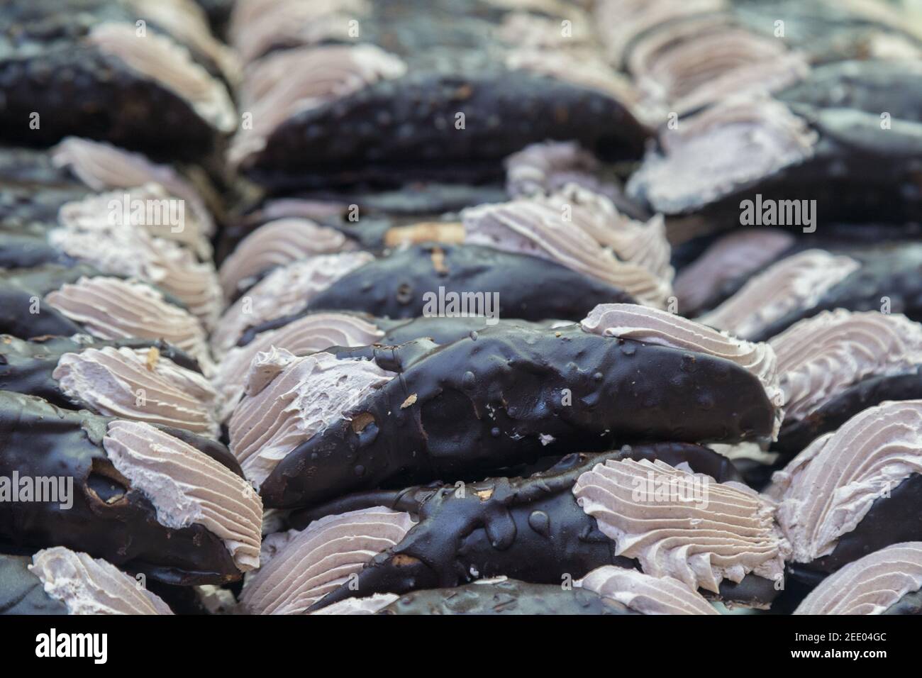 USA New York City la Festa annuale di San Gennaro in Little Italy è una celebrazione annuale del Santo Patrono di Napoli. Canoli al cioccolato in vendita Foto Stock