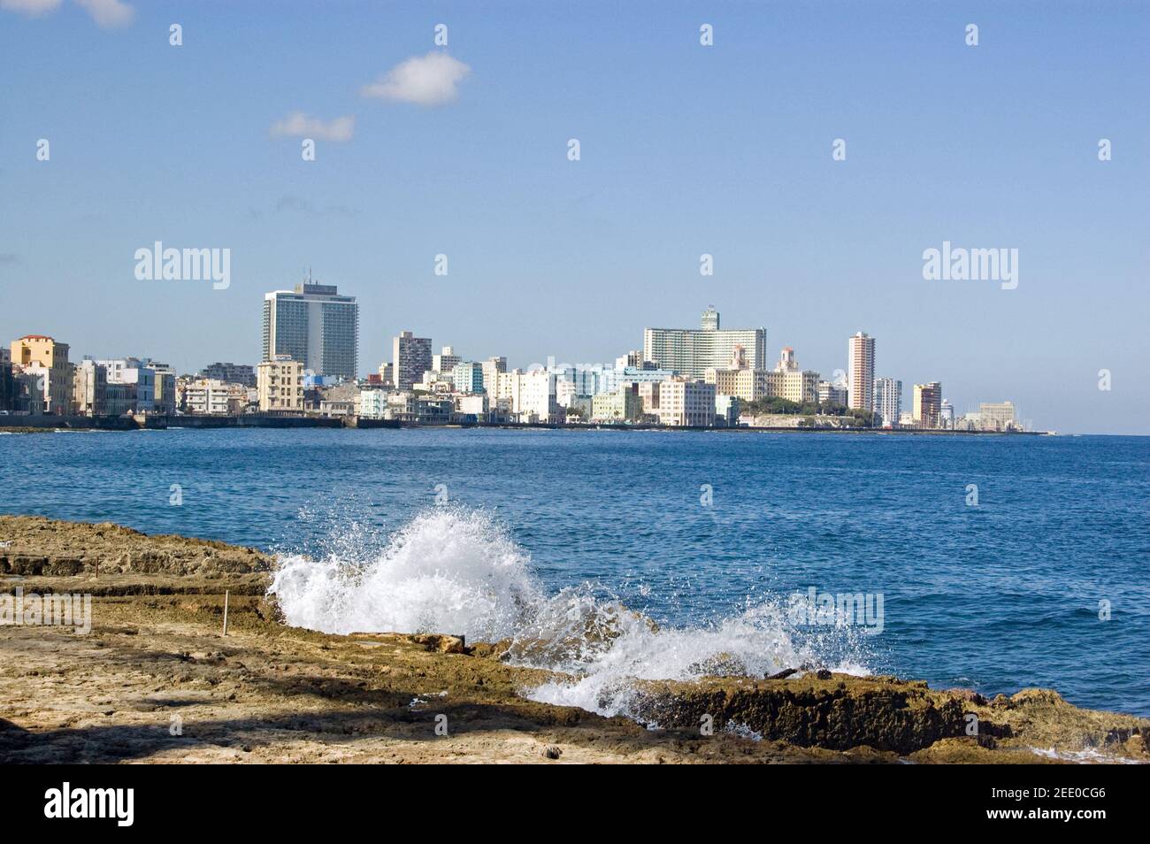 Vista sulla baia di l'Avana che guarda verso Vedado con il Mar dei Caraibi. Foto Stock