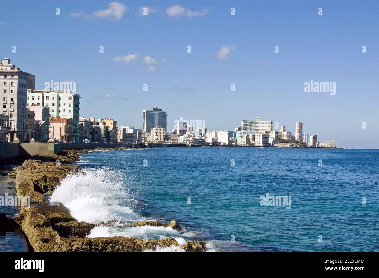Vista sulla baia di l'Avana, Cuba. Guardando lungo il Malecon verso il quartiere Vedado della città. Foto Stock