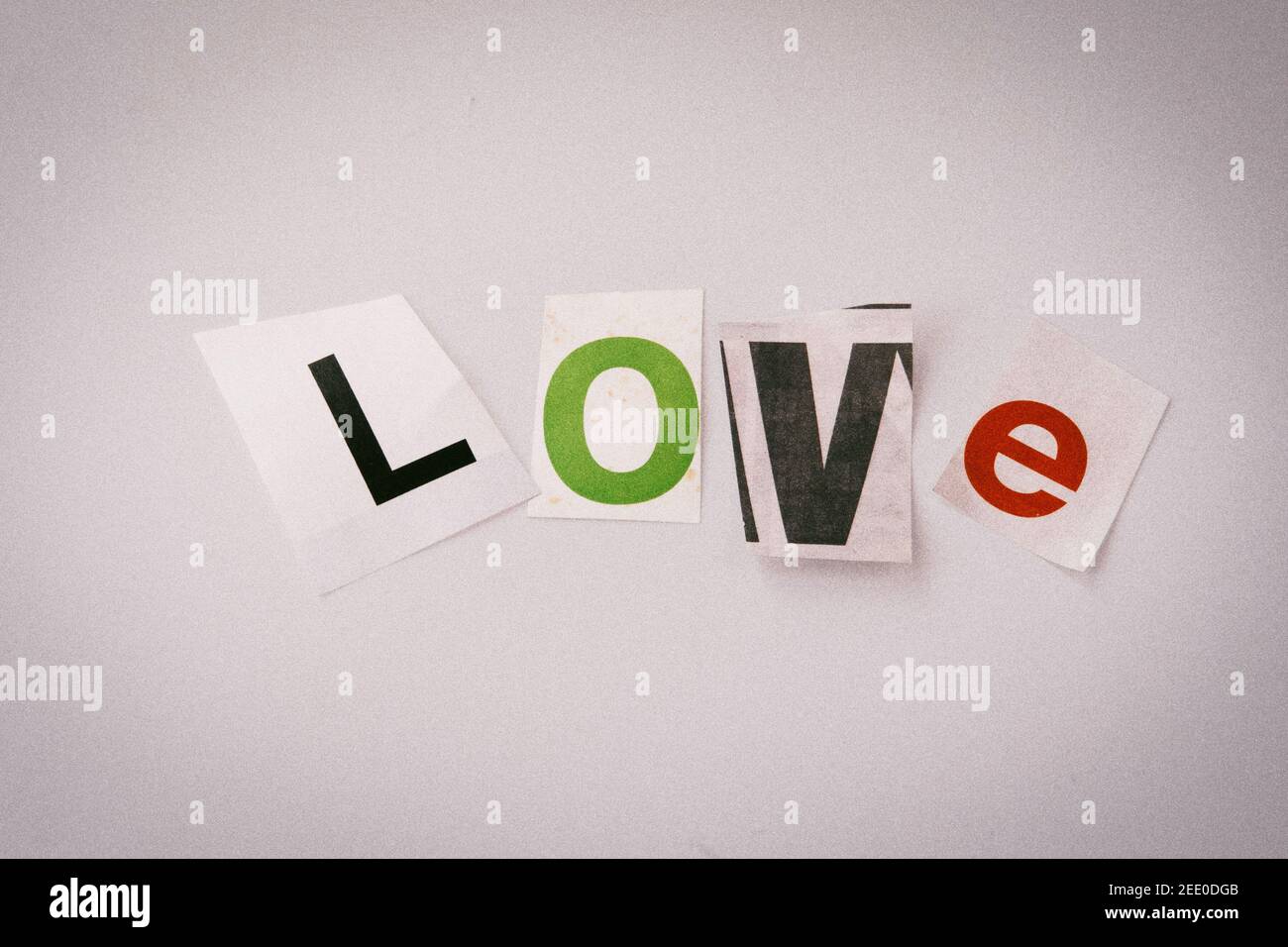 La parola AMORE usando le lettere di carta ritagliate nel riscatto nota tipografia effetto Foto Stock