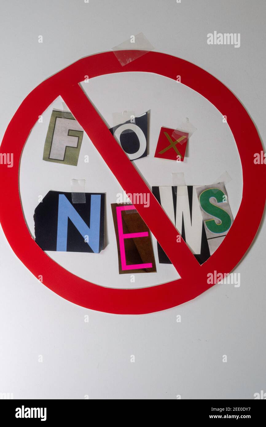 Il concetto di 'Cancel Fox News' usando lettere di carta ritagliata nella tipografia di effetto di nota di riscatto all'interno dell'International NO Symbol, USA Foto Stock