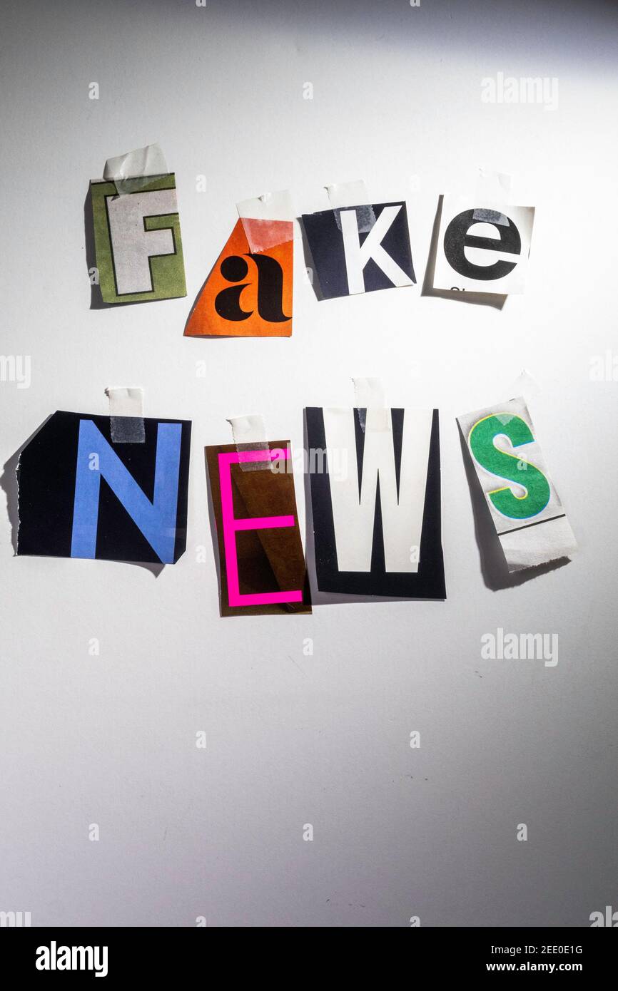 La frase 'Fake News' che usa lettere di carta ritagliate in ransom nota effetto tipografia Foto Stock