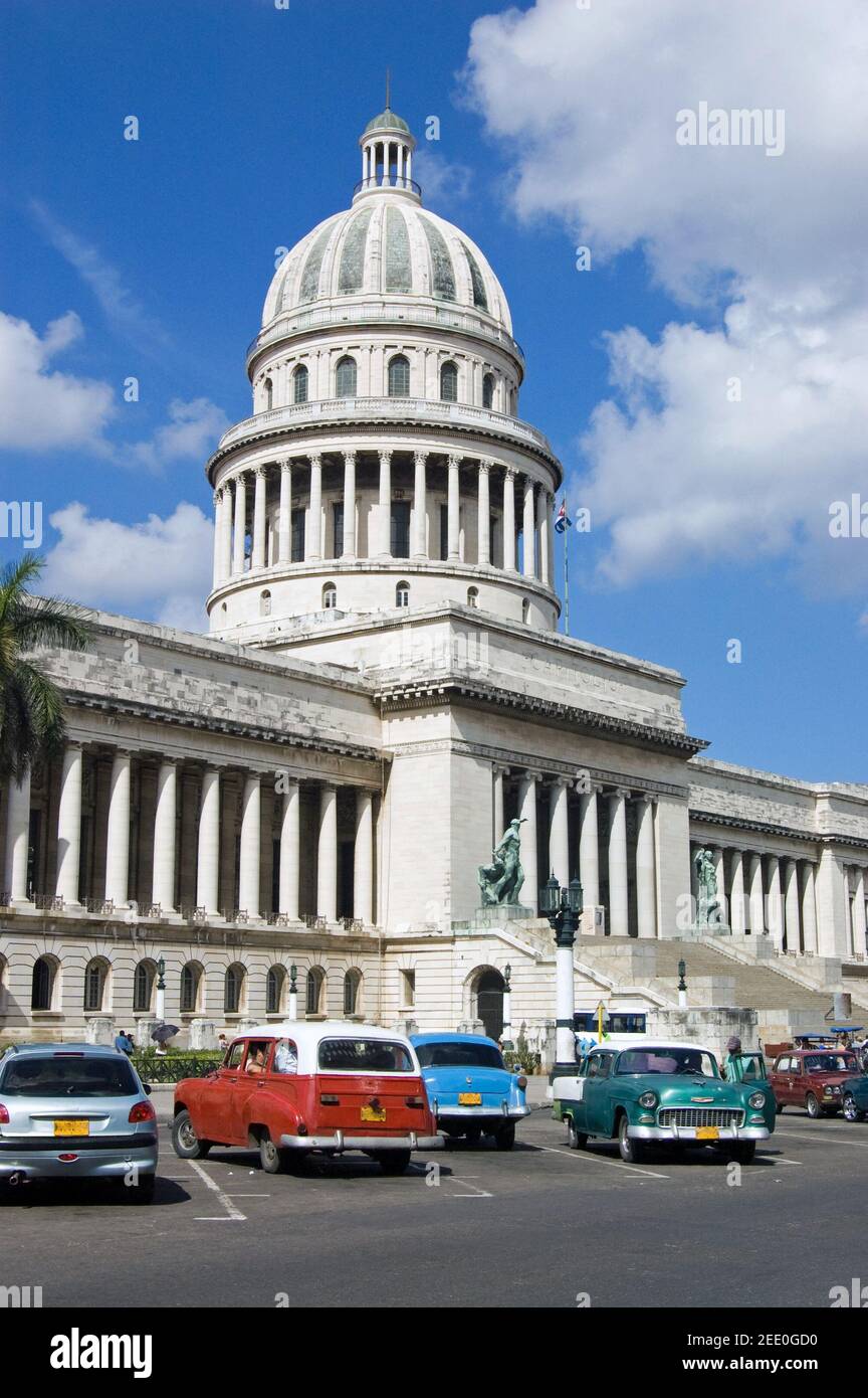 Auto parcheggiate fuori dal palazzo legislativo di Cuba - il Capitolio a l'Avana. Foto Stock