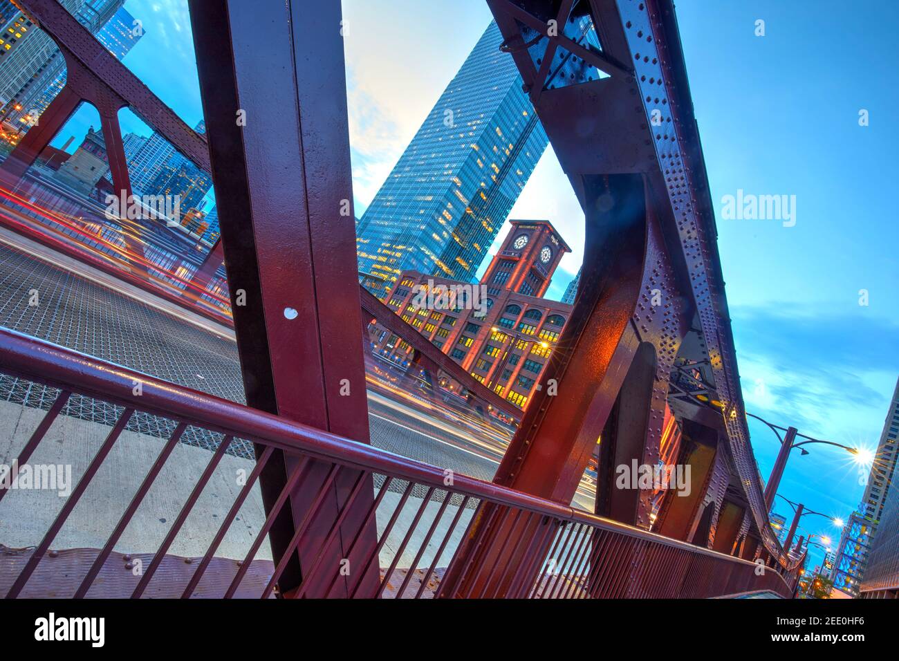 Clark Street Bridge all'ora blu, Chicago, Illinois, Stati Uniti Foto Stock
