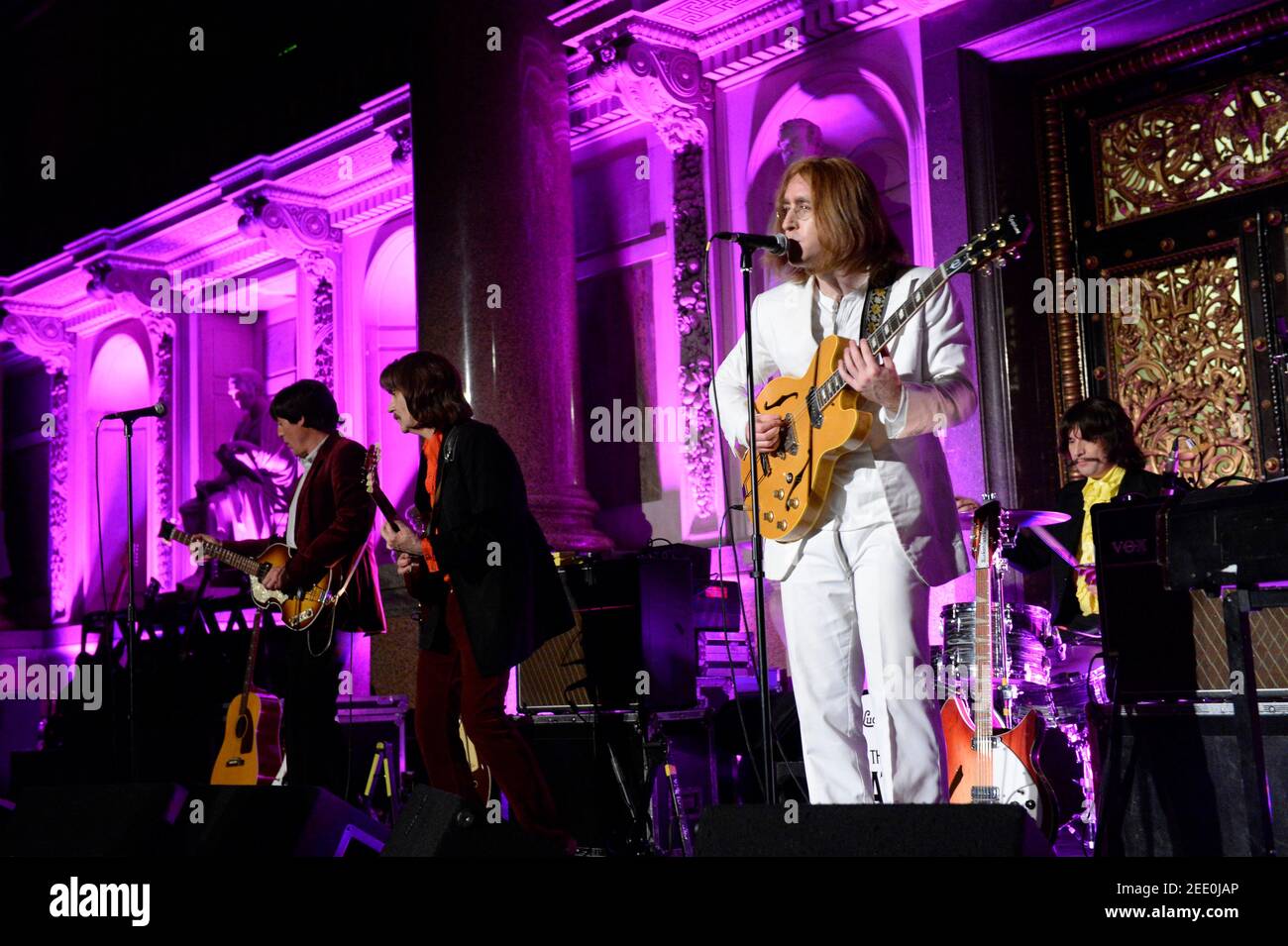 I Bootleg Beatles, che si esibiscono dal vivo presso la St Georges Hall di Liverpool, sono una band tribute dei Beatles. Si sono esibiti più di 4,000 volte dalla loro fondazione nel marzo 1980. I Bootleg Beatles sono stati formati dal cast londinese del musical di Broadway Beatlemania. Questa è la line-up del 2013, che comprende Adam Hastings (John Lennon) – chitarra, voce, tastiere, armonica (2011–2018), Hugo Degenhardt (Ringo Starr) – batteria, percussioni, voce (2003–2016), Andre Barreau (George Harnon) – chitarra, voce (1980–2014), e Steve White (Paul Cartney presente, voce) – 2012 bassi Foto Stock