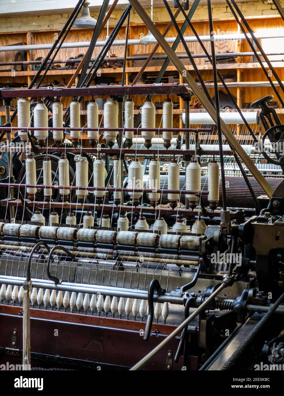 Attrezzature per la filatura del cotone presso il Masson Mill di Matlock Bath un villaggio nel Derbyshire Dales Peak District Inghilterra Regno Unito precedentemente un mulino tessile. Foto Stock