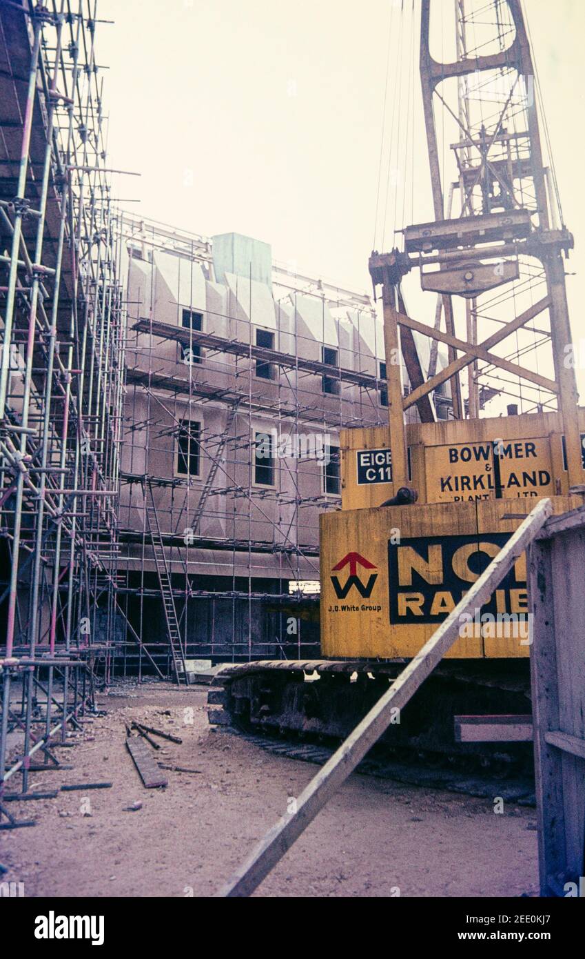 1975 Sheffield costruzione del centro di Sheffield Egg Box. Nel 1975 un'estensione progettata in stile brutalista fu aggiunta ad est dei Giardini della Pace, che aprirono nel 1977, fu soprannominata la scatola delle uova dopo la sua apparizione, fu demolita nel 2002. Sheffield South Yorkshire Inghilterra GB Regno Unito Europa Foto Stock