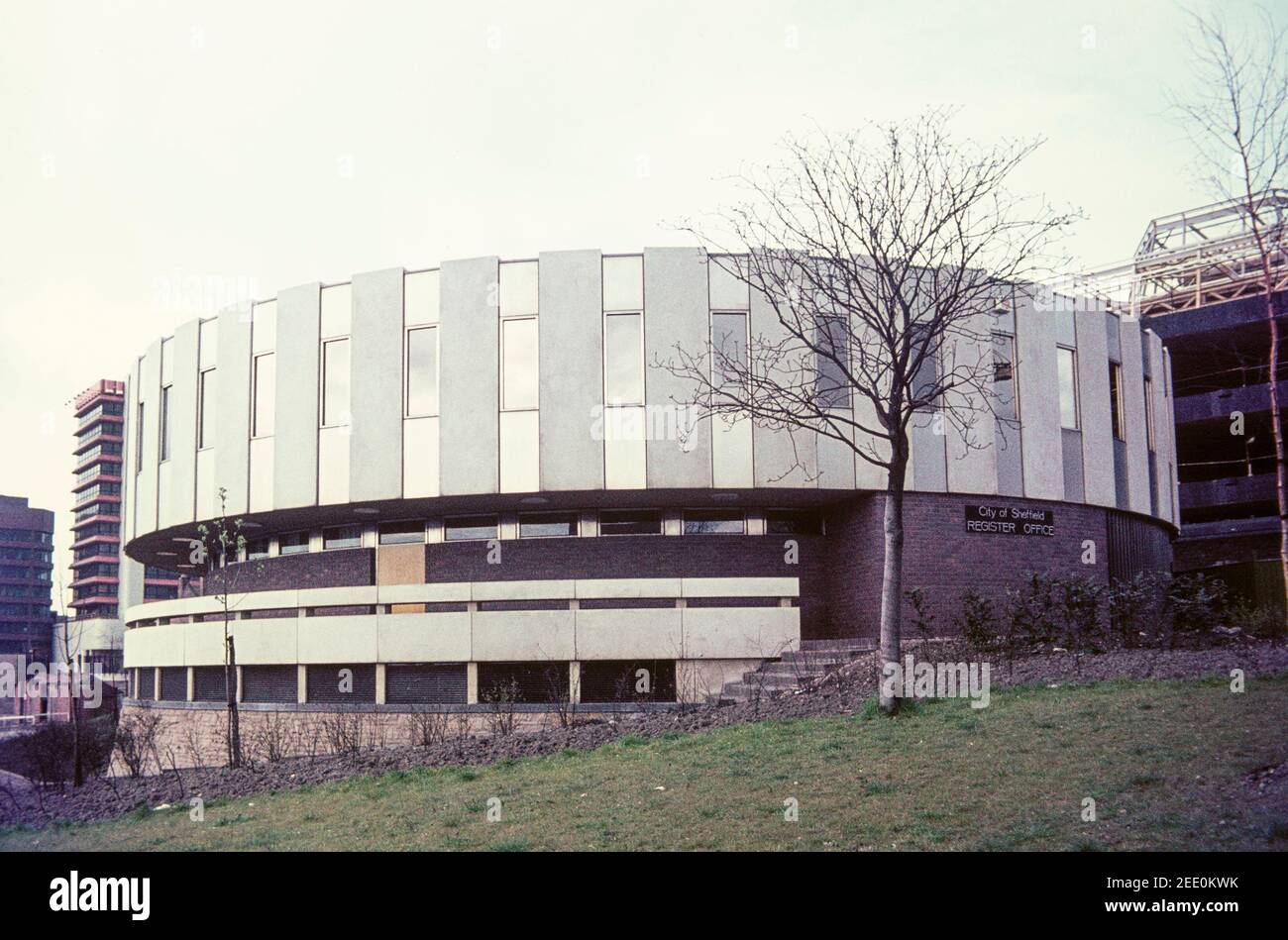 1975 Shefffield City of Sheffield Register Office l'architettura brutalista è stata soprannominata 'la torta nuziale' per nascite, morti e matrimoni. Fu costruito nel 1973 e demolito nel 2004. Sheffield City Centre South Yorkshire Inghilterra GB UK Europa Foto Stock