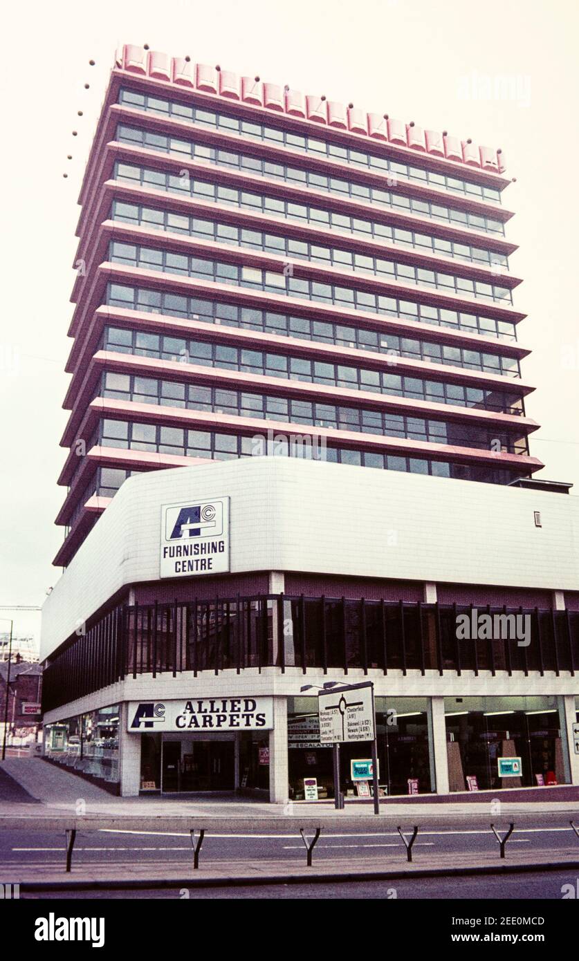 1975 Shefffield City Centre - Redvers House è un blocco di uffici situato in Union Street nel centro della città di Sheffield. Tappeti Allied un negozio di tappeti e mobili era al piano terra. E' stato costruito nel 1971 quando l'edificio aveva molti vetri color rame, tuttavia l'edificio ha ricevuto un rinnovo nel 2005 quando l'esterno è stato riccato in uno schema colore grigio chiaro e aqua. Nel 2014 Redvers House è stata convertita in alloggio per gli studenti. Le tre storie più basse sono ora un negozio Nisbetts Sheffield South Yorkshire England GB UK Europe Foto Stock