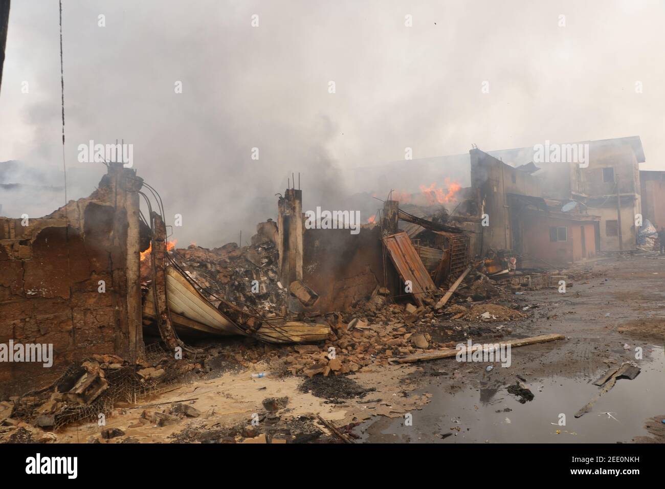 Lagos, Nigeria. 15 febbraio 2021. I vigili del fuoco della Lagos state Emergency Management Agency (LASEMA) hanno messo fuori un focolaio di incendio nei magazzini riempiti di articoli infiammabili a Iddo Train Terminus, Ebute Matta. Il direttore generale dell'agenzia di gestione delle emergenze dello Stato di Lagos (LASEMA), Olufemi Oke-Osanyintolu, ha affermato che l'incendio è stato causato da un aumento di potenza quando l'elettricità è stata ripristinata alle Shanties dietro il terminale. Foto Stock