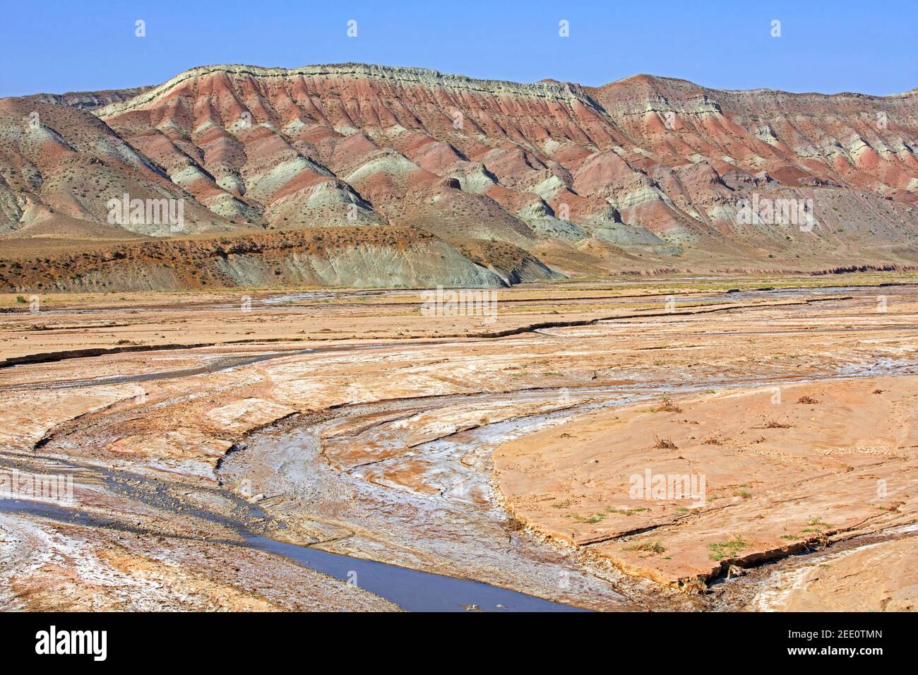 Paesaggio arbusto semi-arido dell'Azerbaigian che mostra la montagna con strati di sedimenti e il letto del fiume, Provincia dell'Azerbaigian orientale, Iran Foto Stock