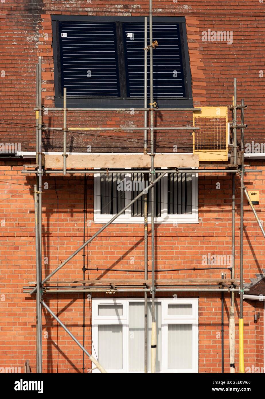 Installazione di pannelli solari su un tetto della casa UK Foto Stock