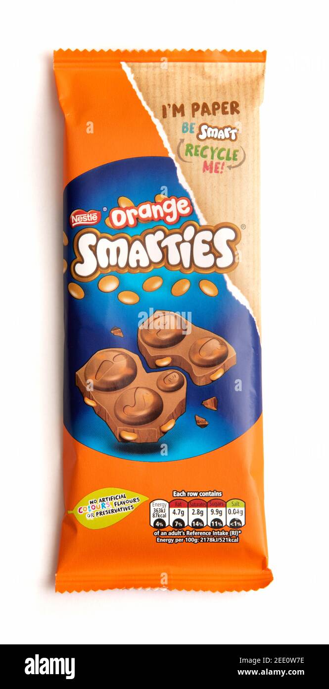 Barretta di cioccolato arancione Nestle Smarties, in un involucro di carta riciclabile Foto Stock