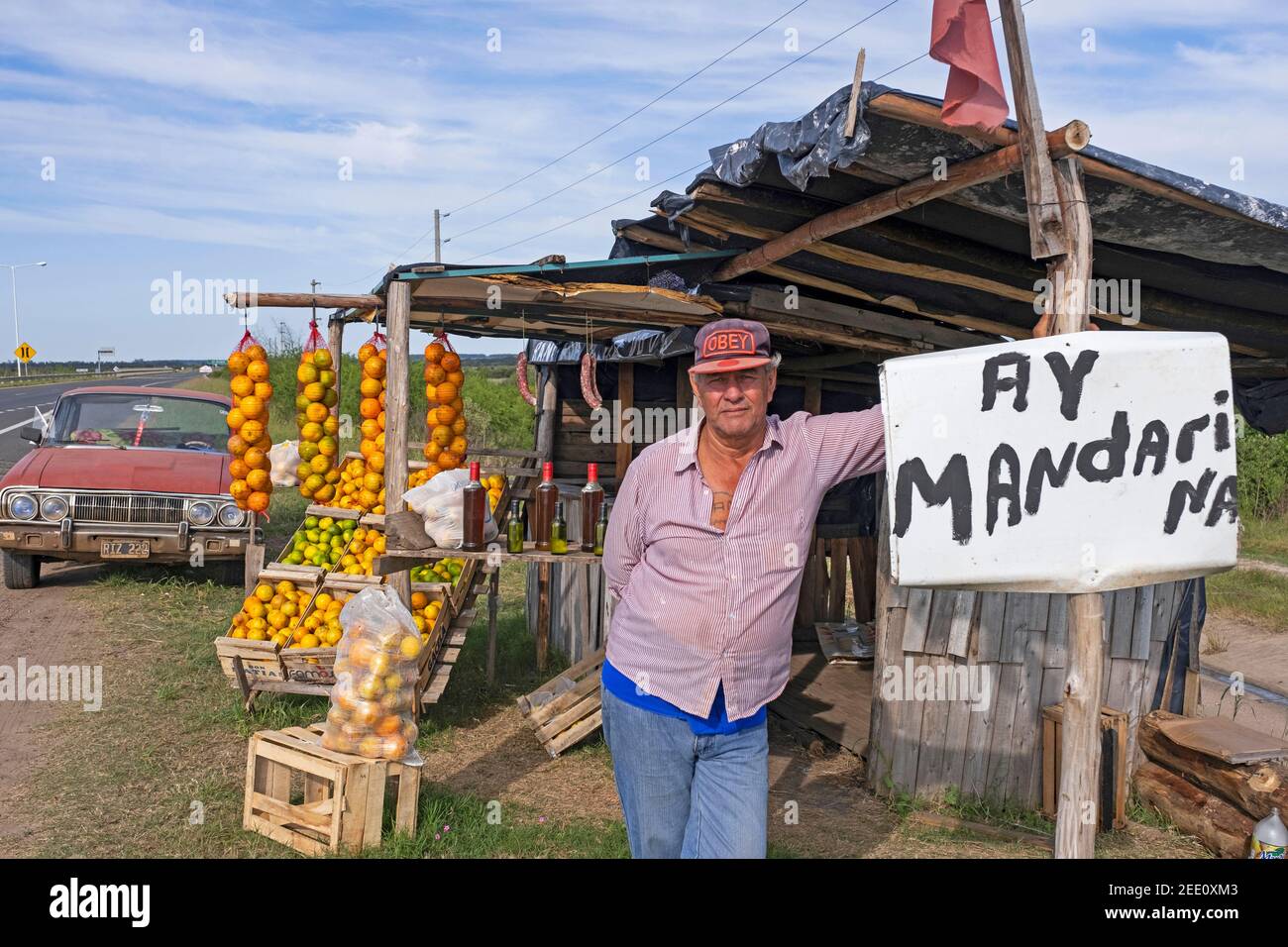 Coltivatore argentino che vende arance e tangerini da frutta stand lungo la strada nella provincia di Entre Rios, Argentina Foto Stock
