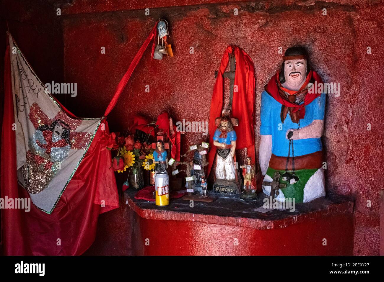 Tradizionale santuario rosso lungo la strada per il folcloristico saint Gauchito Gil / Little Gaucho Gil, patrono argentino dei viaggiatori, cowboy e Gauchos, Argentina Foto Stock