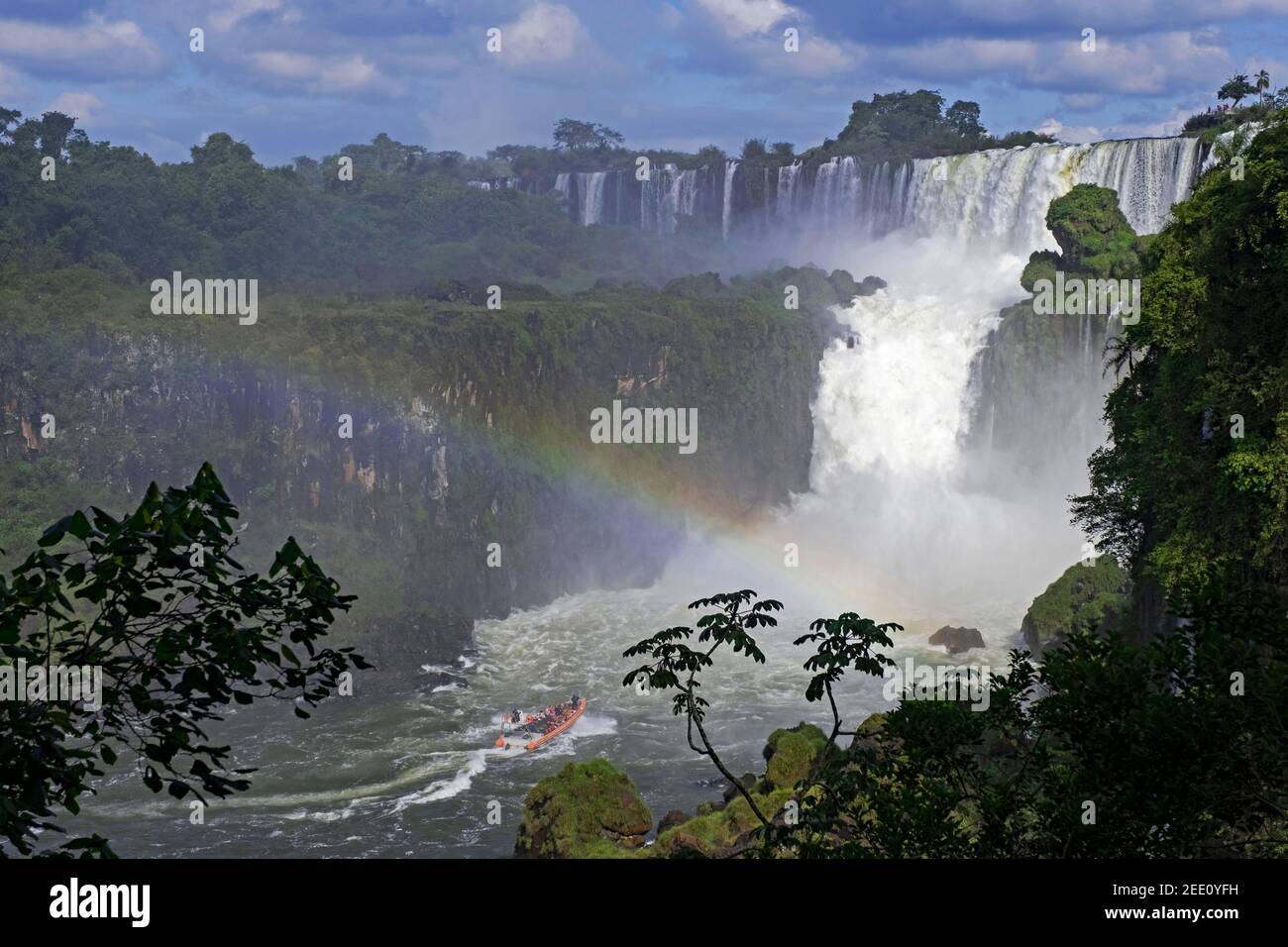 Cascate Iguazú / Cascate Iguaçu, cascate del fiume Iguazu al confine della provincia argentina di Misiones e lo stato brasiliano di Paraná Foto Stock