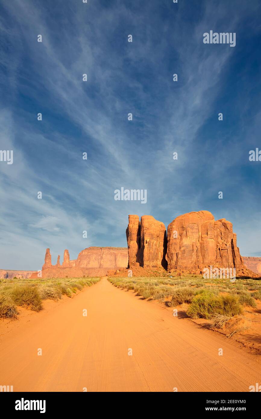 Strada sporca a Monument Valley, Arizona, Stati Uniti Foto Stock