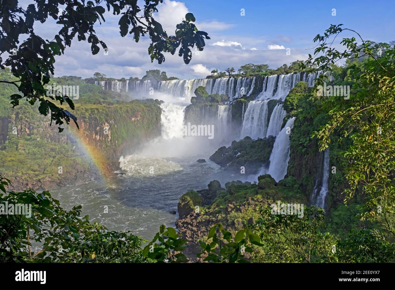 Cascate Iguazú / Cascate Iguaçu, cascate del fiume Iguazu al confine della provincia argentina di Misiones e lo stato brasiliano di Paraná Foto Stock