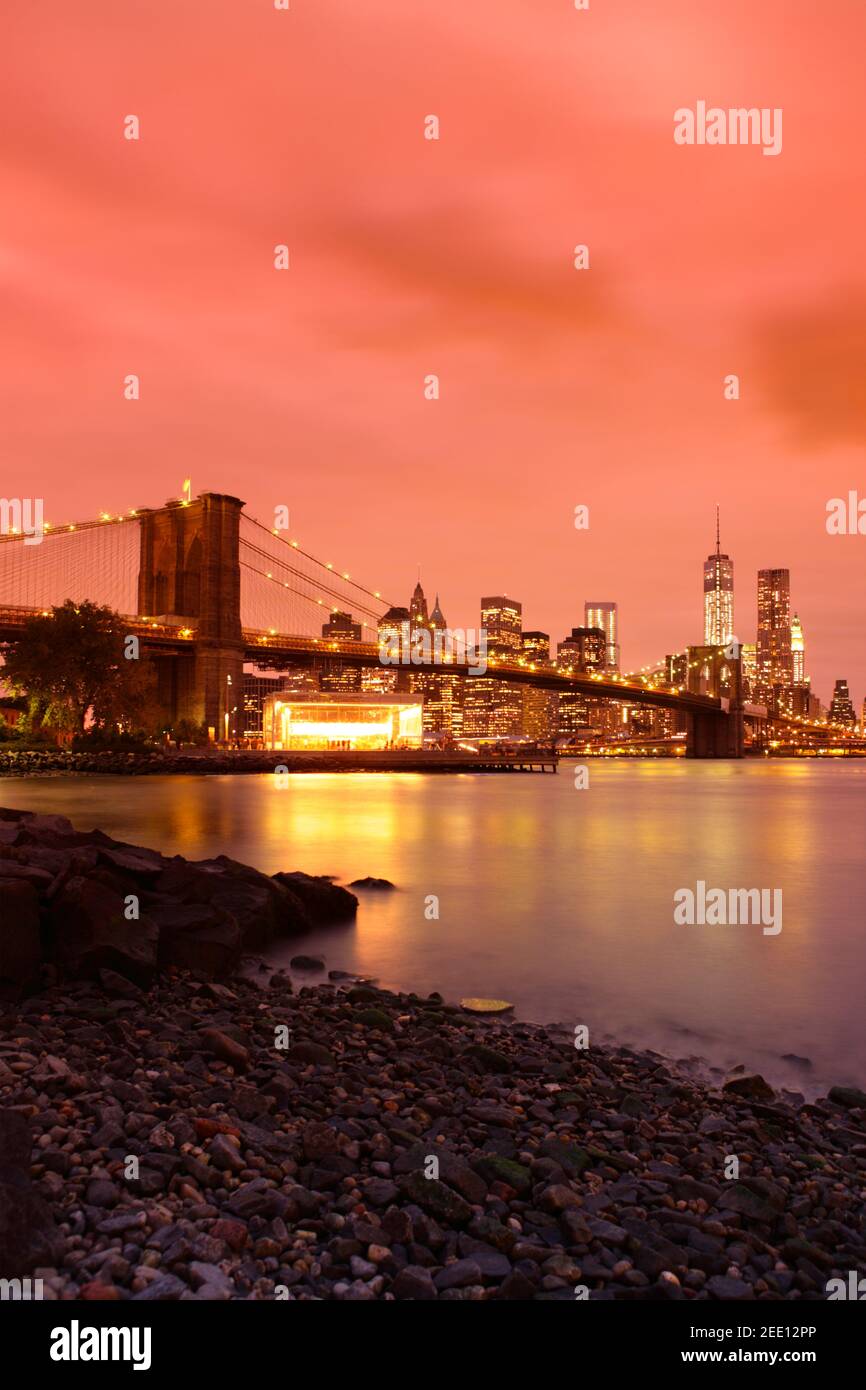 Il ponte di Brooklyn e dello skyline di NYC, New York City, Stati Uniti d'America Foto Stock