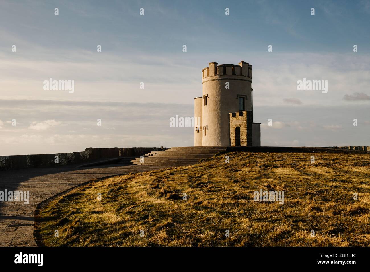 La torre di o'Brien, costruita nel 1835, rappresenta il punto più alto delle scogliere di Moher, Irlanda, Europa Foto Stock