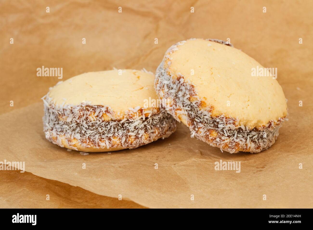Biscotto di panino di amido di mais riempito con crema caramello Foto Stock