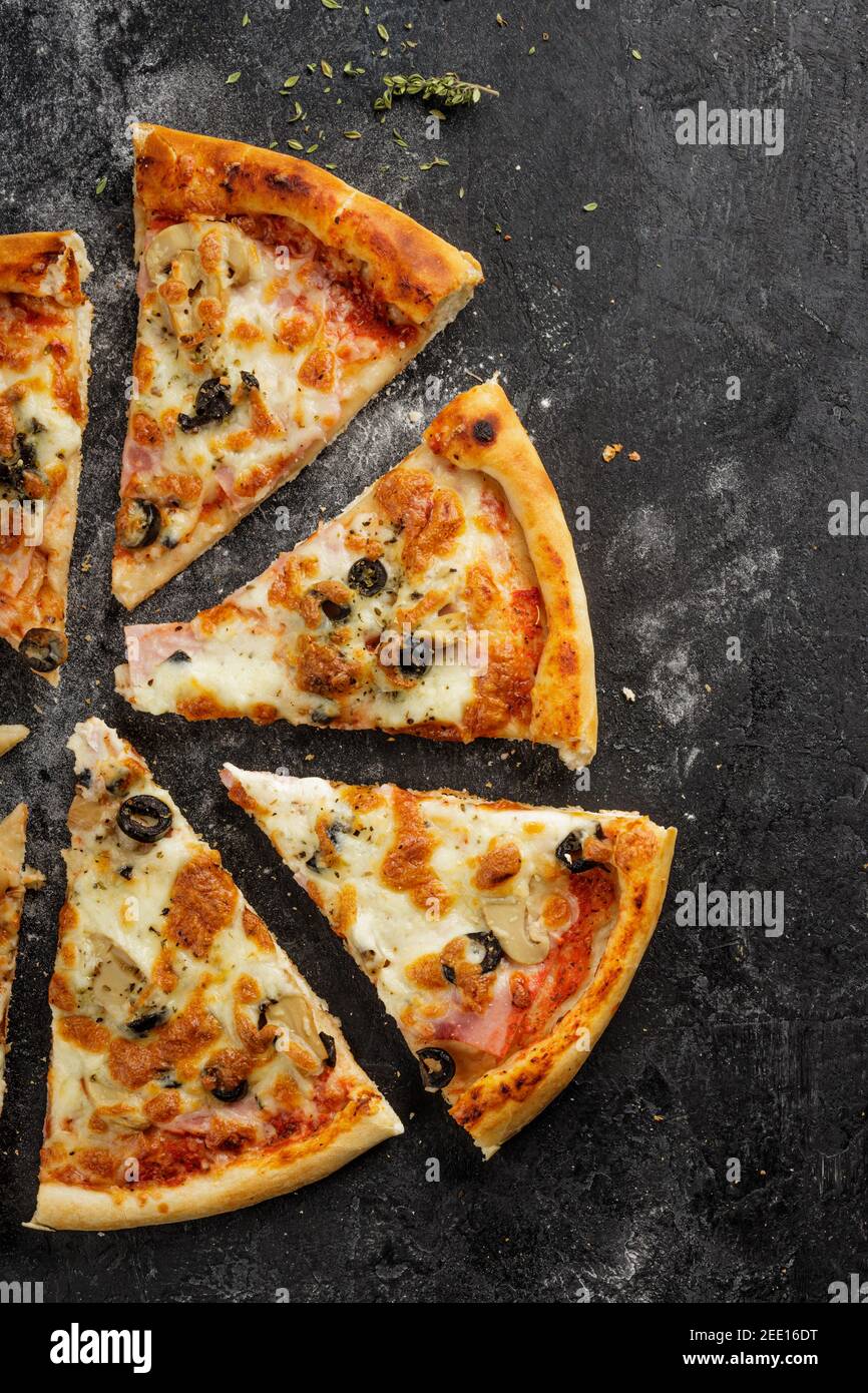 le fette di pizza piatte sono ingredienti gustosi come funghi, formaggi e olive. Foto Stock