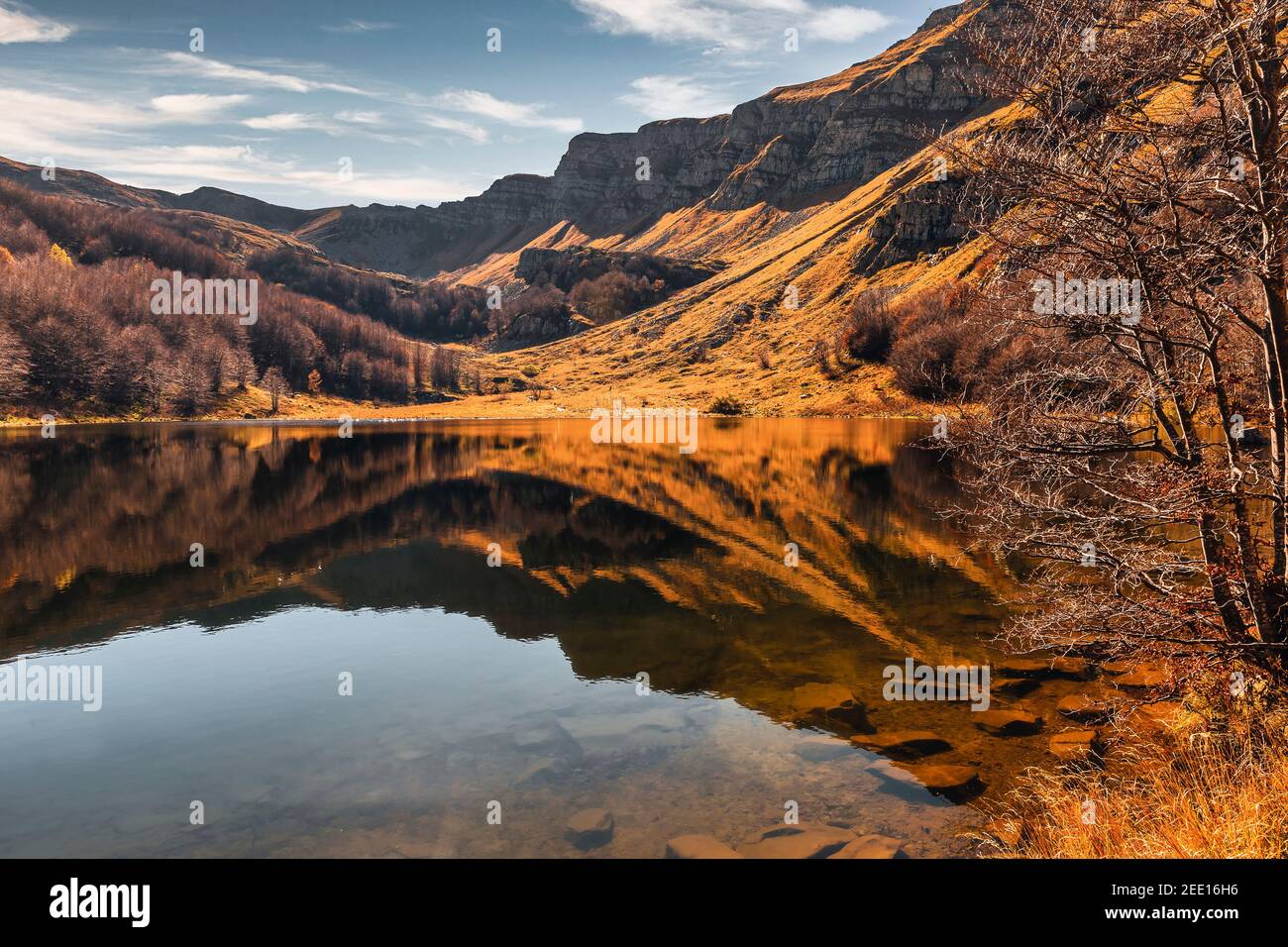 Le montagne appenniniche si riflettono nelle acque del Lago di Baccio, Pievepelago, Italia Foto Stock
