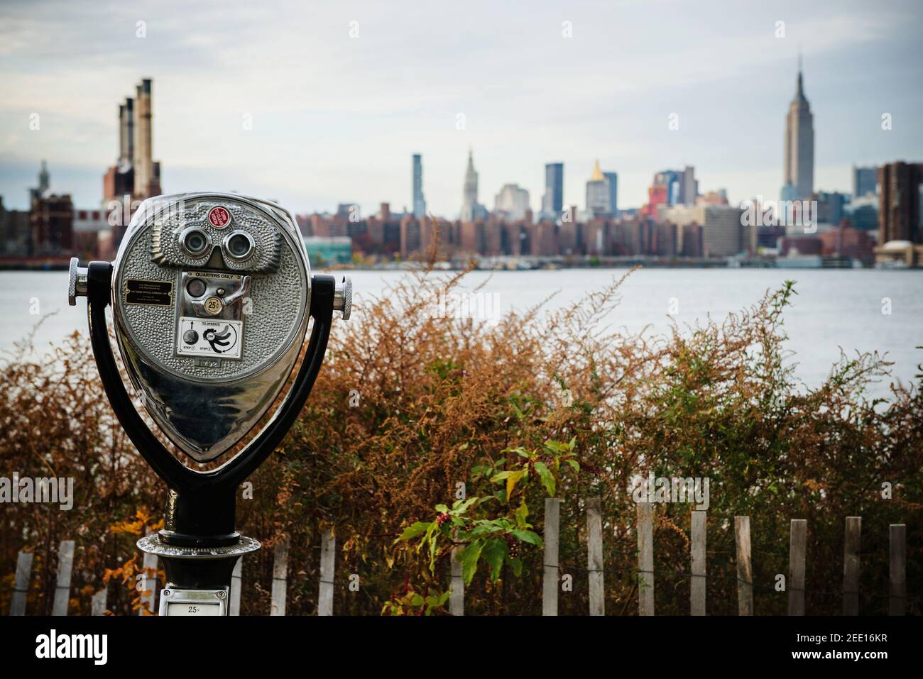 Un viewfinder a gettoni punta verso lo skyline di manhattan, New York City Foto Stock