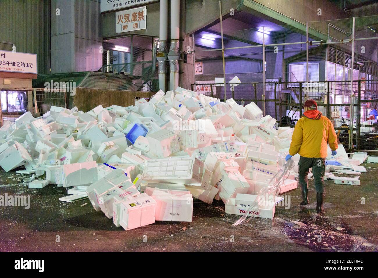 Tokyo, Giappone - Gennaio 22 2016: I lavoratori si smistano attraverso una montagna di scatole di plastica di styrofoam bianco al mercato del pesce all'ingrosso di Tsukiji a Tokyo Foto Stock