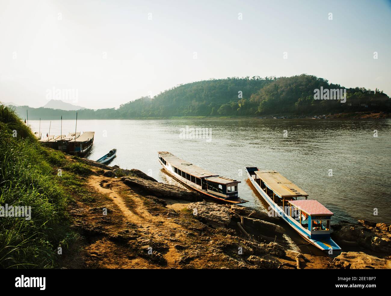Slow boat attraccato vicino Luang Prabang nel fiume Mekong, Laos, Sud-est asiatico Foto Stock