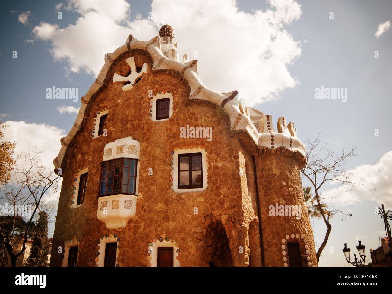 Edificio d'ingresso del famoso parco progettato dall'architetto catalano Antonio Gaudi, Park Guell, Barcellona, Catalogna, Spagna Foto Stock