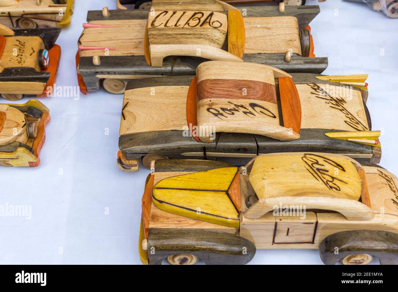 Cayo Santa Maria, Cuba, febbraio 2016 - modelli di auto d'epoca americani in miniatura in legno cubano realizzati dalla gente del posto esposti per la vendita Foto Stock