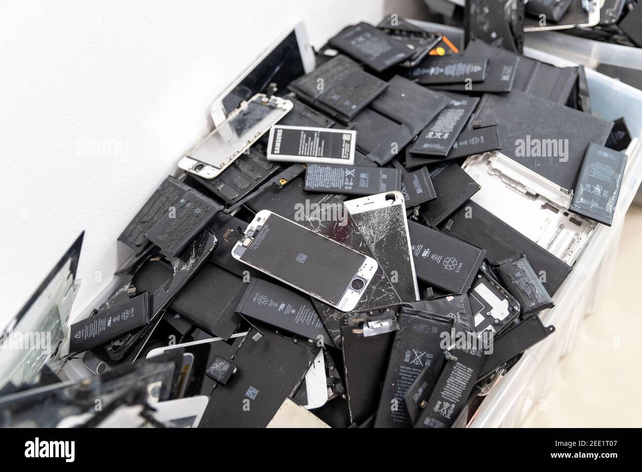 RUSSIA - 27 luglio 2020: Schermi rotti iPhone, primo piano di batterie usate per telefoni cellulari, pannelli tablet, laptop raccolti per lo smaltimento in confezione di plastica Foto Stock