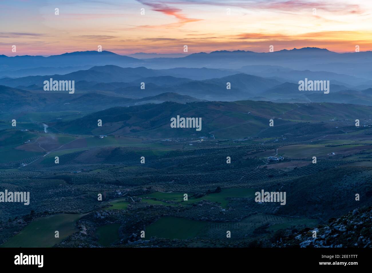 Bellissimo tramonto sulle montagne di Malaga nel sud della Spagna Foto Stock