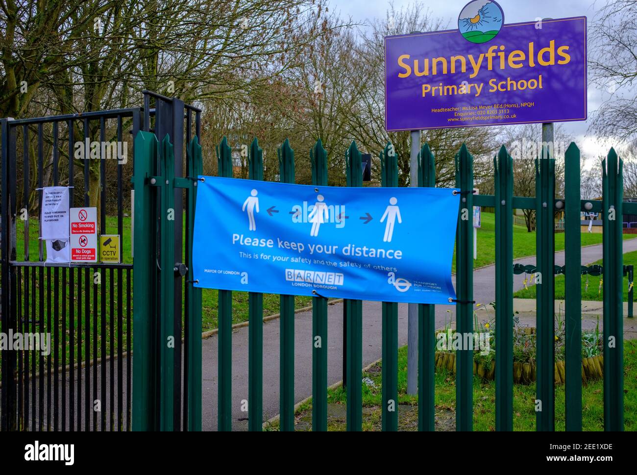 Le porte della scuola con maschera facciale e covid19 segni di allontanamento sociale fuori della scuola elementare di Sunnyfields, Hendon, London Borough of Barnet. REGNO UNITO Foto Stock