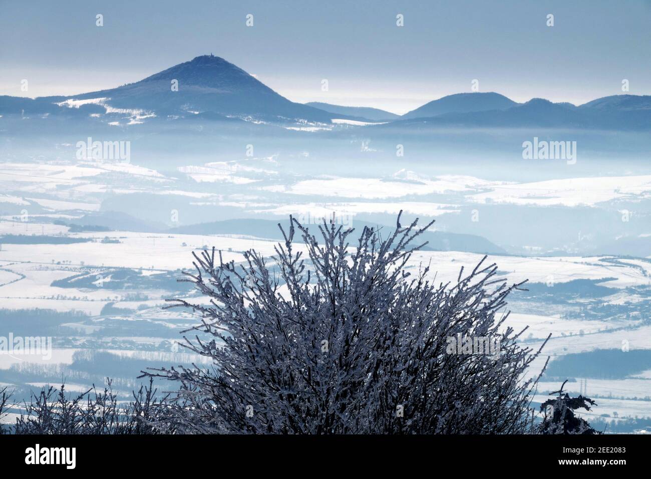 Milesovka è la montagna più alta di České Středohoří, altopiani della Boemia centrale montagne della Repubblica Ceca paesaggio montagne della Repubblica Ceca Foto Stock