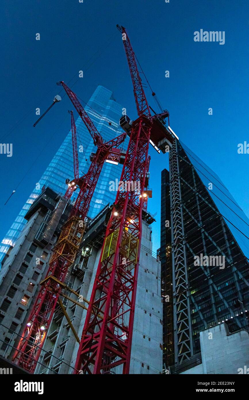 Vista al crepuscolo con vista sui lavori di costruzione di 8 Bishopsgate con il grattacielo 22 bishopsgate che torreggia nel cielo Foto Stock