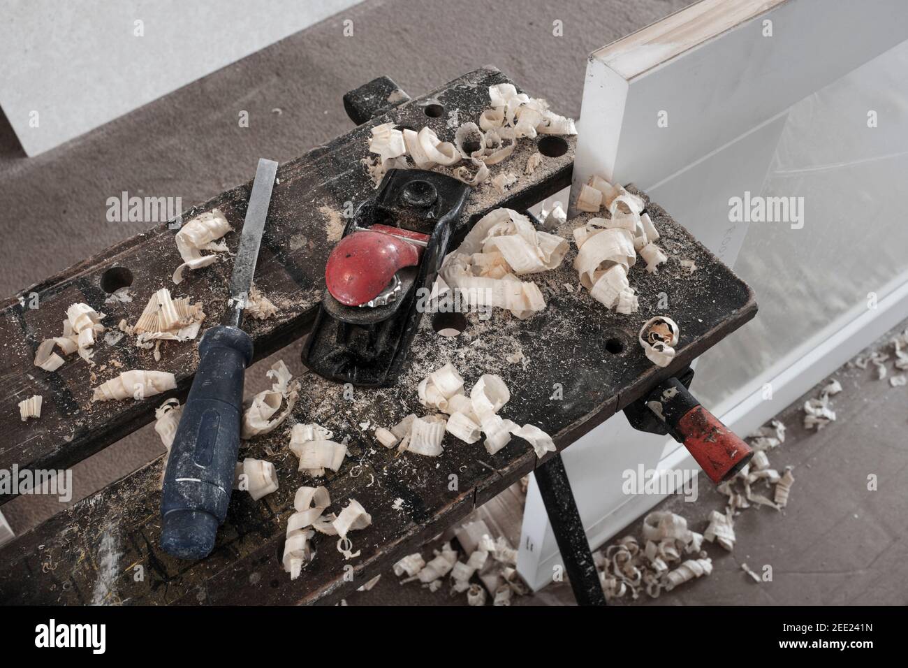 Piano manuale e scalpello utilizzati per il montaggio di una porta interna. Foto Stock