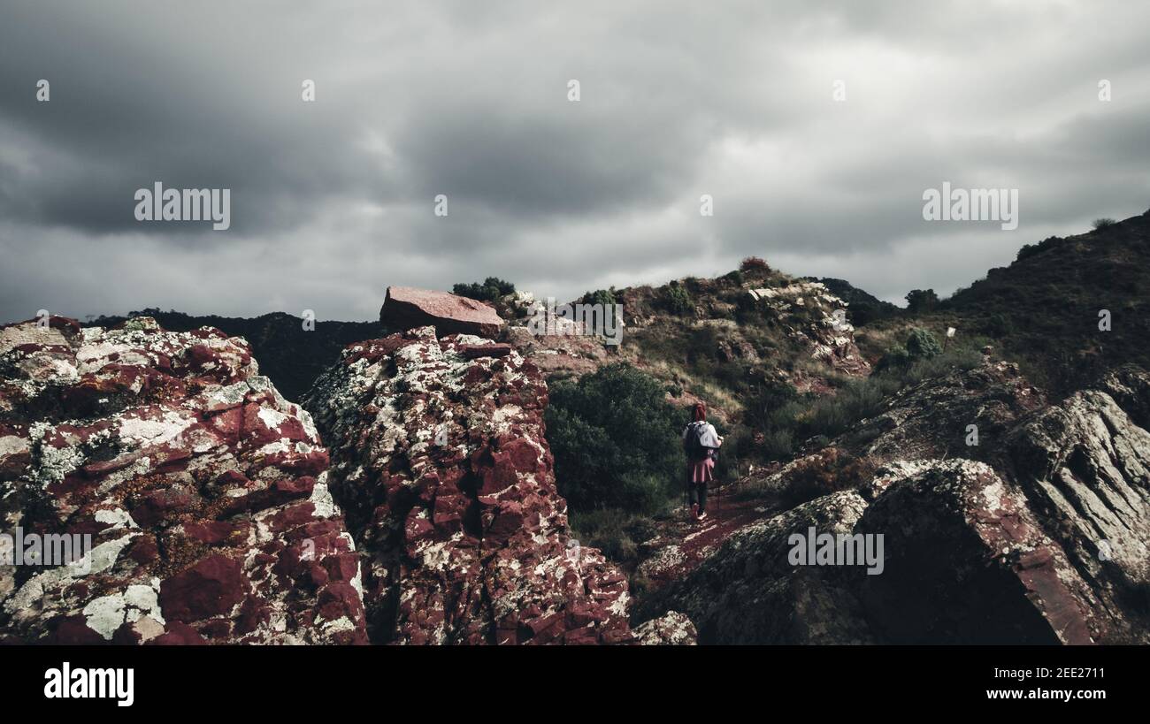 Bellissimo scatto di montagne rocciose sotto un nuvoloso Foto Stock