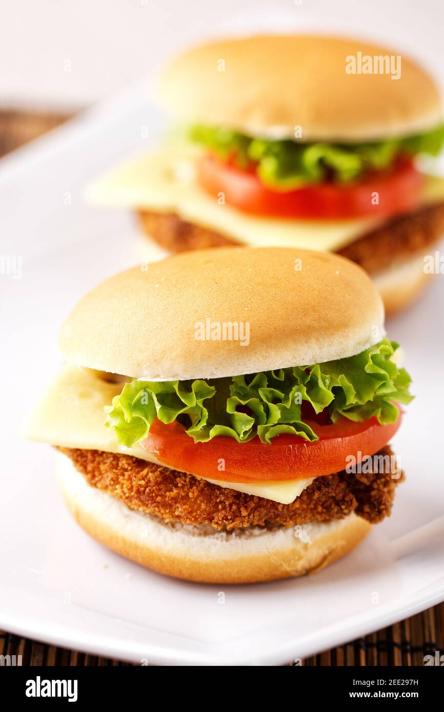 Mini Burger di pollo croccante con pomodoro alla lattuga e formaggio. Foto Stock