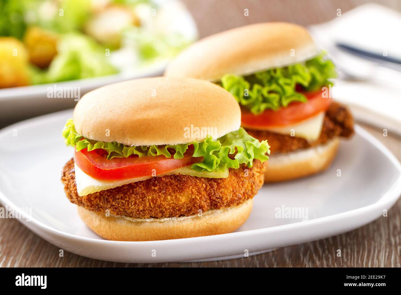 Mini Burger di pollo croccante con pomodoro alla lattuga e formaggio. Foto Stock