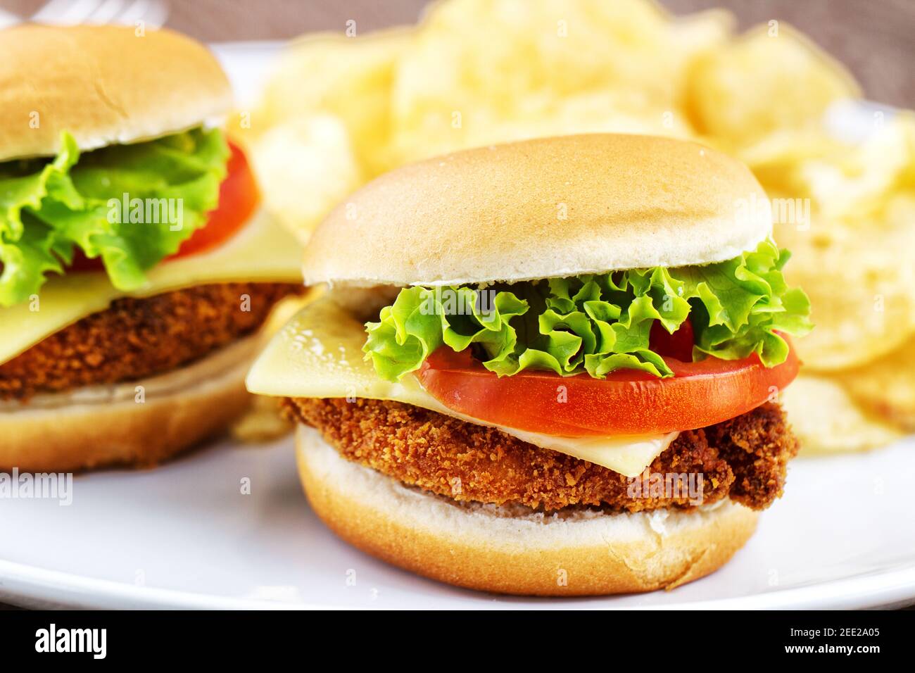 Mini Burger di pollo croccante con pomodoro alla lattuga e formaggio. Foto Stock