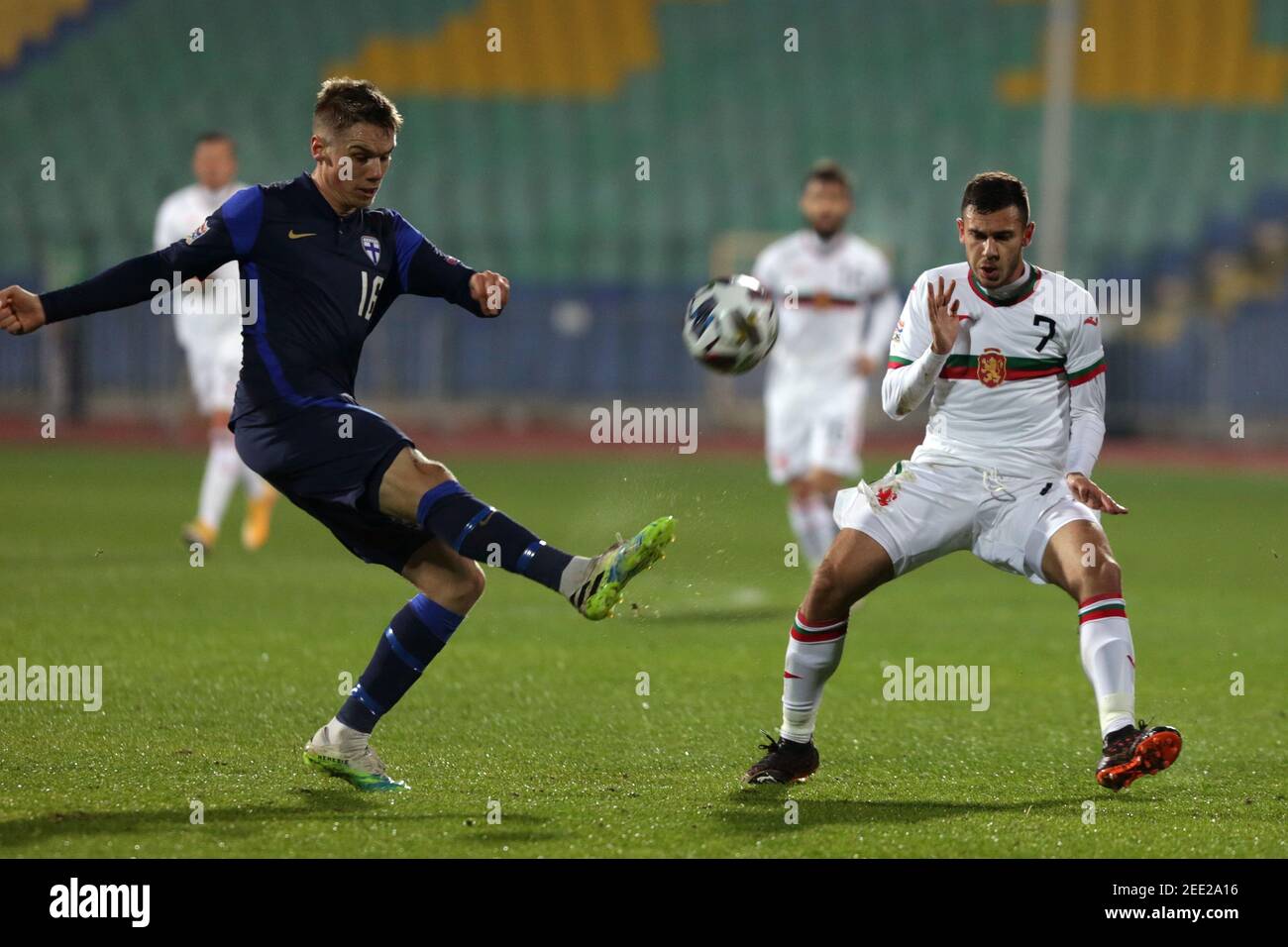 Sofia, Bulgaria - 15 novembre 2020: Dominic Yankov (R) della Bulgaria in azione con Robert Taylor (L) della Finlandia durante il gruppo della UEFA Nations League sta Foto Stock