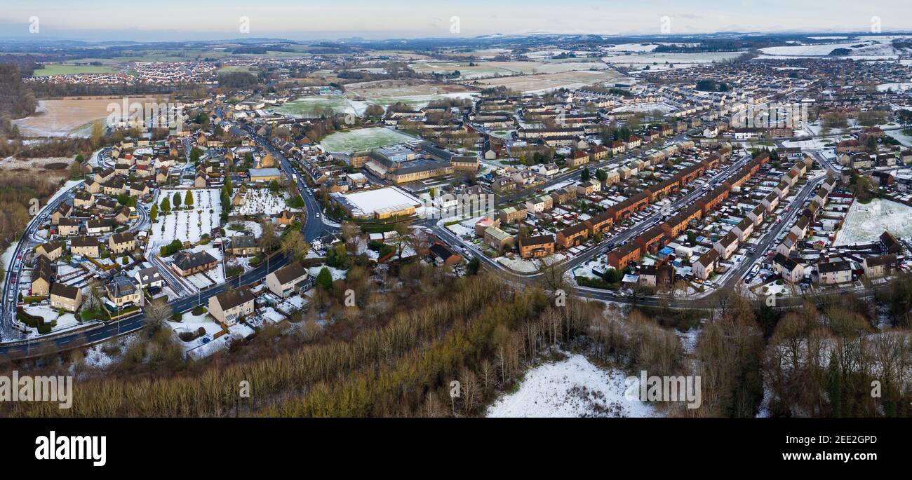 Vista aerea in inverno del villaggio di East Calder, West Lothian, Scozia. Foto Stock