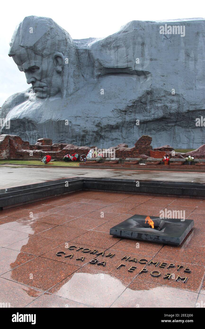 Una fiamma eterna di fronte al monumento Courage o Valor nella Fortezza di Brest, per i soldati bielorussi morti durante la prima guerra mondiale Foto Stock