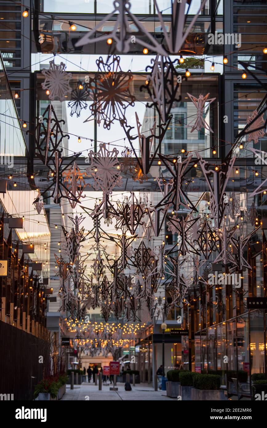Palmer Alley nel centro di Washington DC City è decorato con luci e adornamenti festosi per la stagione delle vacanze invernali. Foto Stock