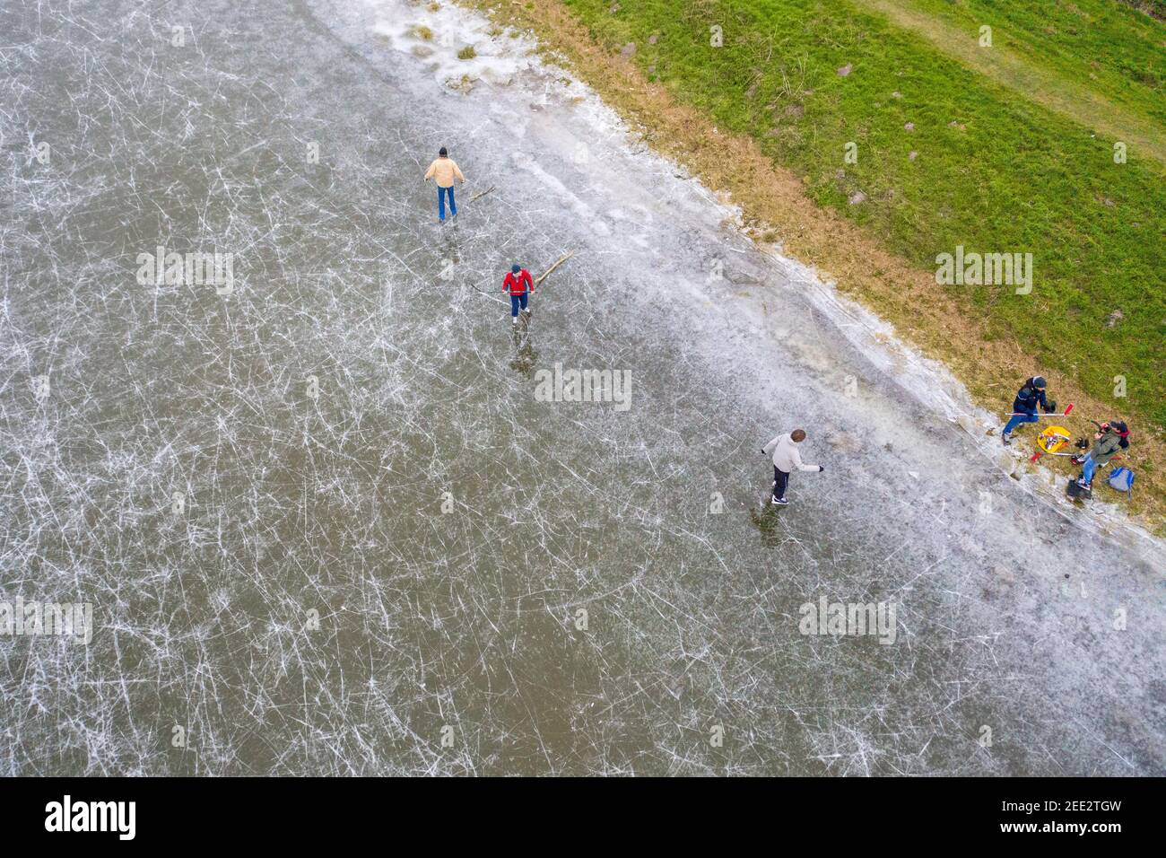 La foto del 14 febbraio mostra le persone che fanno il massimo del freddo, mentre dura pattinando sul Cambridgeshire Fens vicino Ely la Domenica mattina prima che il disgelo arrivi. Ci vogliono tre notti di temperature di meno sei o meno per formare ghiaccio abbastanza forte per pattinare sopra. Proprio dove nelle Fens è possibile pattinare varia di anno in anno e dipende da dove gli agricoltori e le autorità fluviali hanno permesso alla terra di allagare. L'ultima volta che i Fens si sono congelati è stato tre anni fa nel 2018, quando la Bestia dall'Est ha colpito il Regno Unito e i pattinatori sono riusciti ad ottenere una giornata sul ghiaccio. Il Cambrid Foto Stock