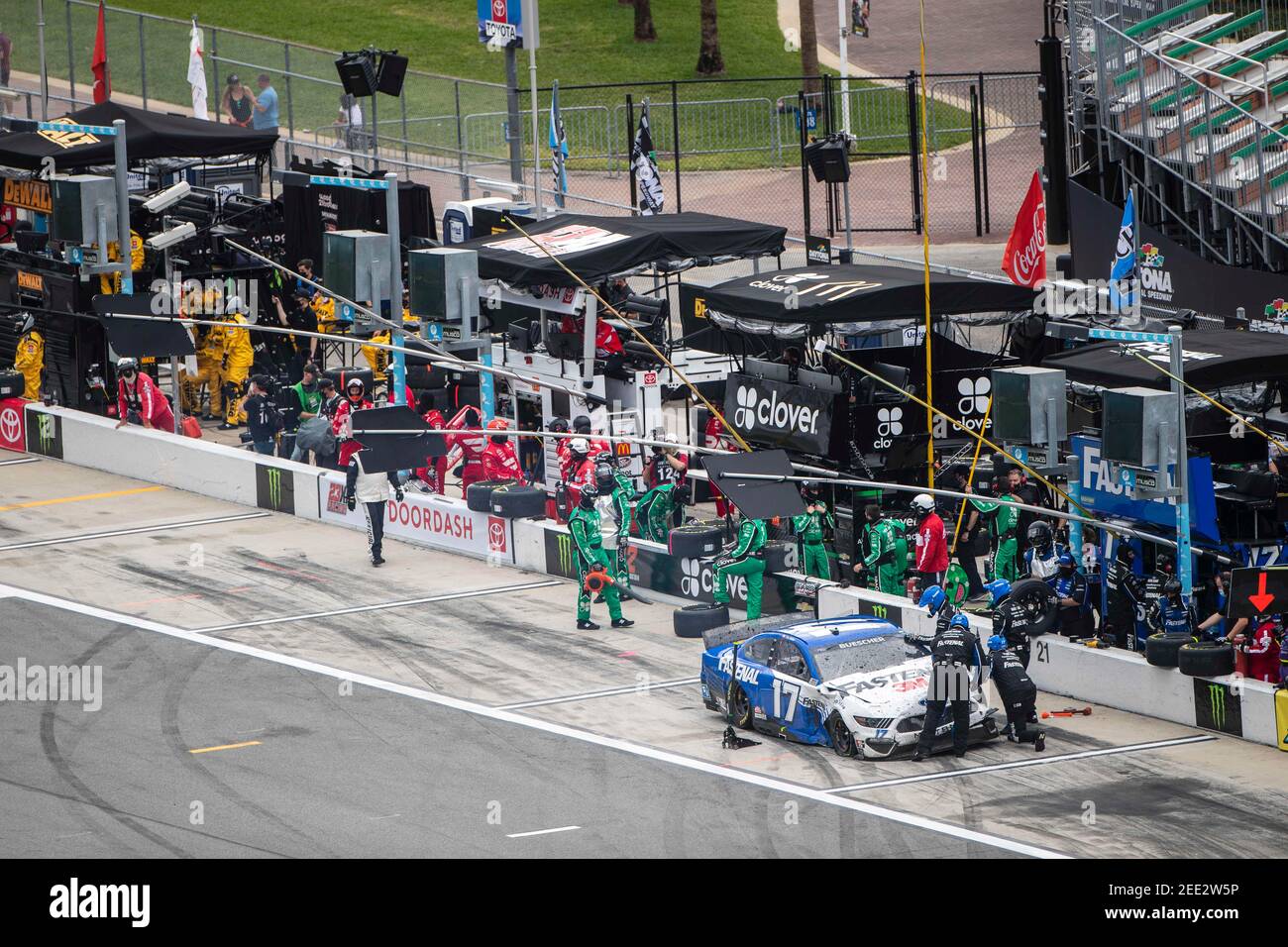 Daytona Beach, Florida, Stati Uniti. 14 Feb 2021. Chris Buescher (17) fa un pitstop per il Daytona 500 al Daytona International Speedway di Daytona Beach, Florida. Credit: Logan Arce/ASP/ZUMA Wire/Alamy Live News Foto Stock