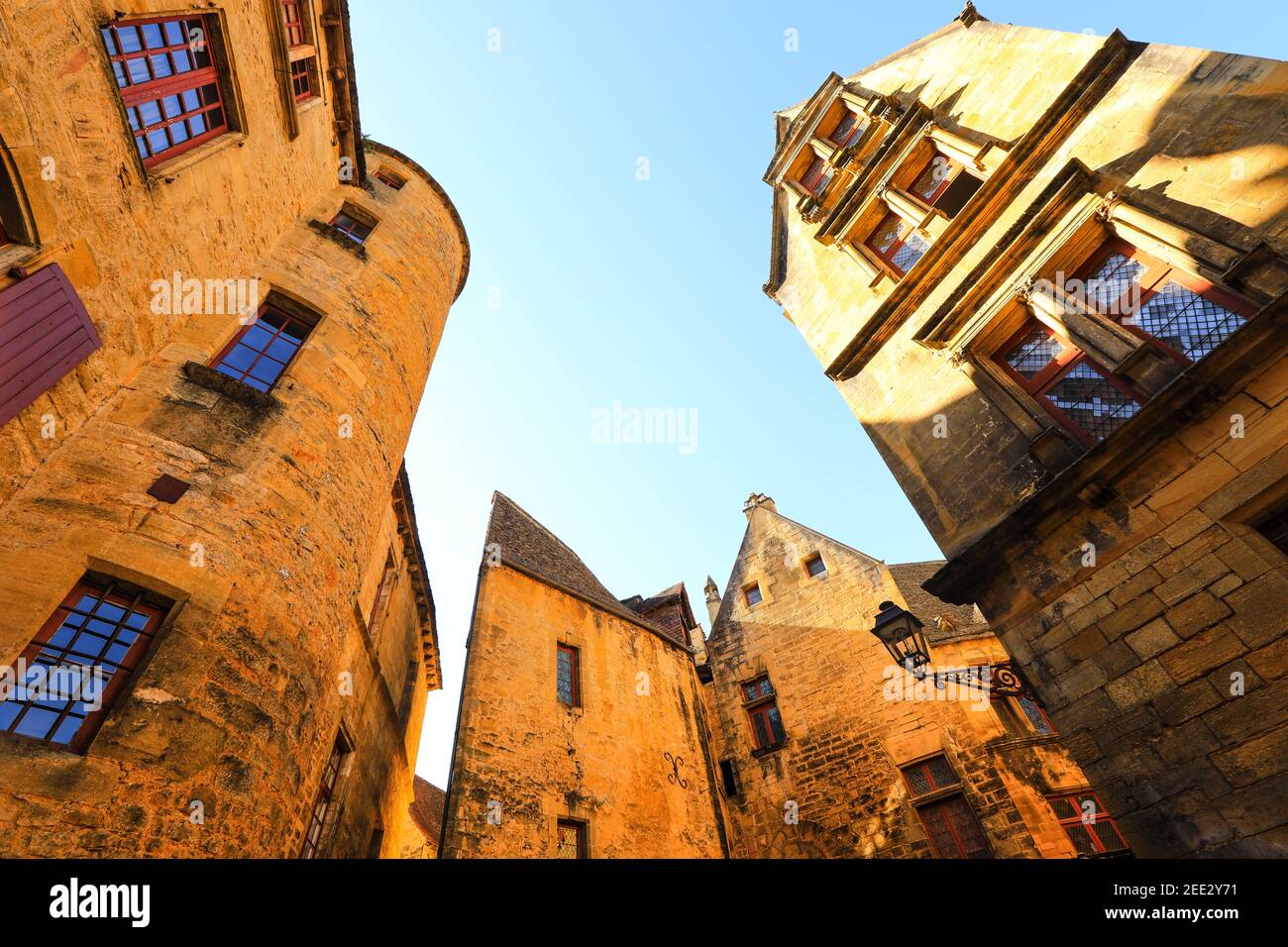 Edifici storici medievali nella città vecchia di Sarlat (Sarlat-la-Caneda) in Preigord nella Dordogna nella regione Nouvelle-Aquitaine in Francia. Foto Stock